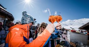 apres-ski-cheers-glasses-large
